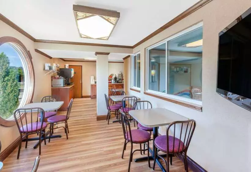 ホテル Ramada By Wyndham Mackinaw City Waterfront