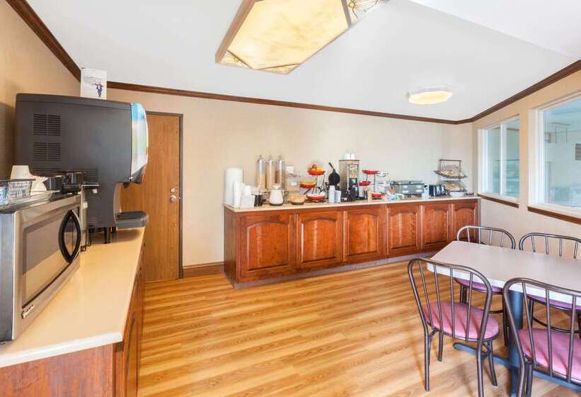 فندق Ramada By Wyndham Mackinaw City Waterfront