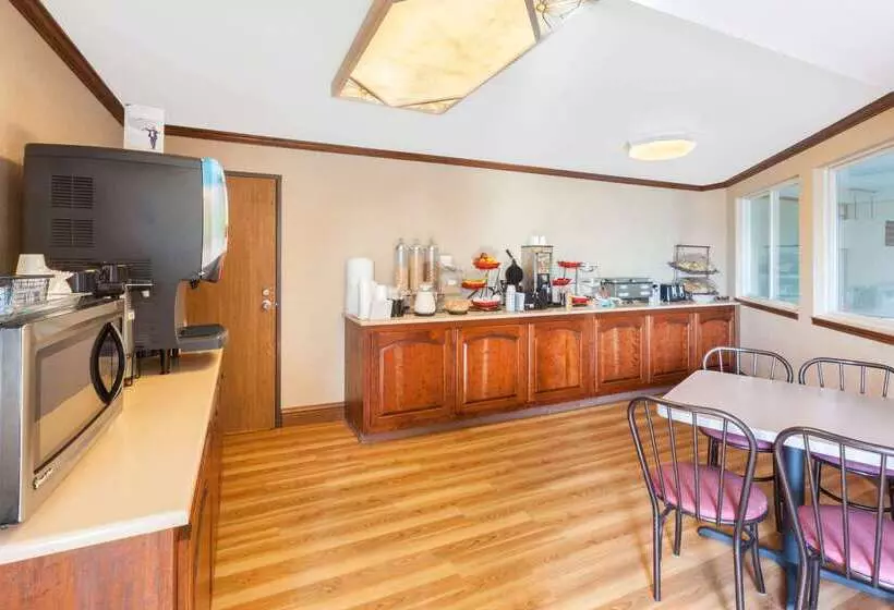 ホテル Ramada By Wyndham Mackinaw City Waterfront