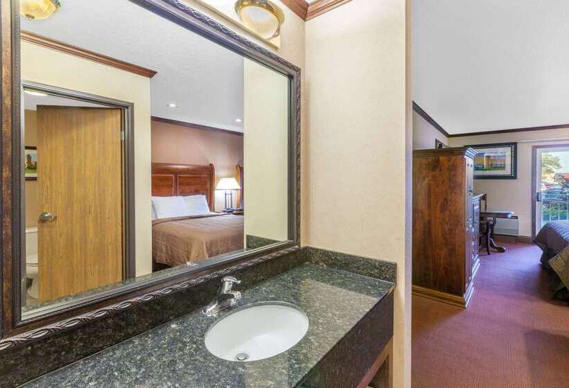 فندق Ramada By Wyndham Mackinaw City Waterfront