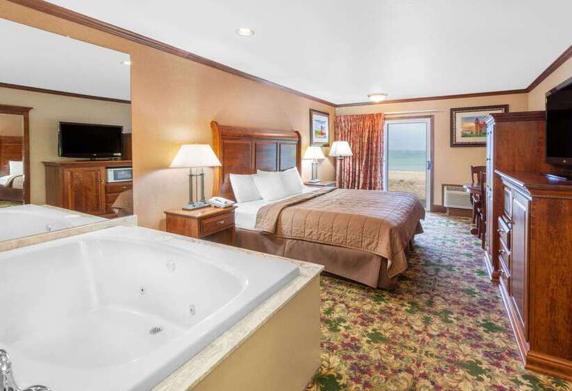 فندق Ramada By Wyndham Mackinaw City Waterfront