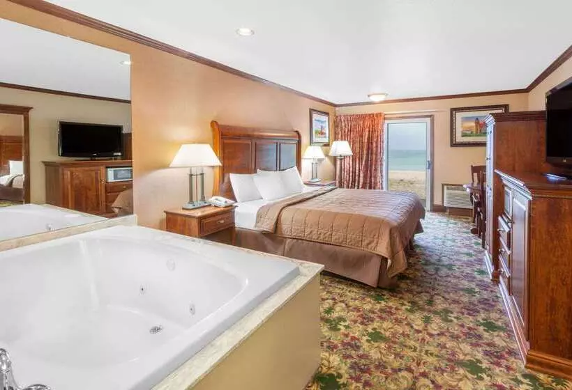 ホテル Ramada By Wyndham Mackinaw City Waterfront