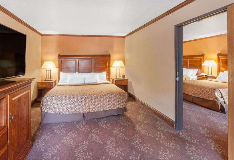 فندق Ramada By Wyndham Mackinaw City Waterfront