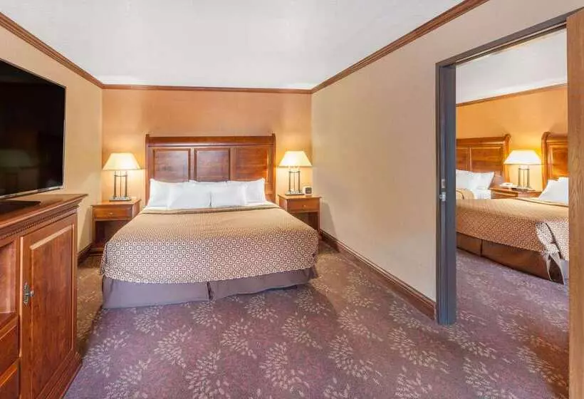 ホテル Ramada By Wyndham Mackinaw City Waterfront