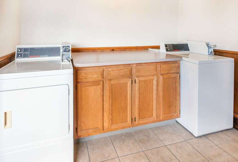 فندق Ramada By Wyndham Mackinaw City Waterfront