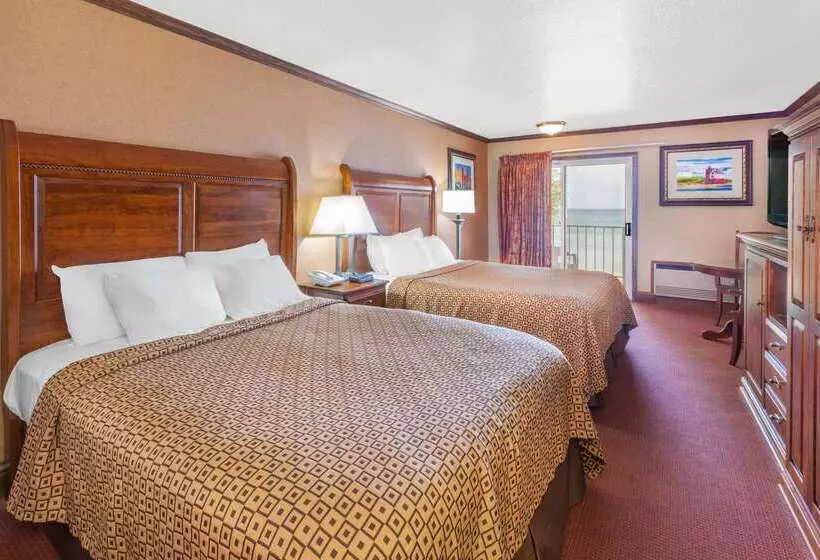 ホテル Ramada By Wyndham Mackinaw City Waterfront