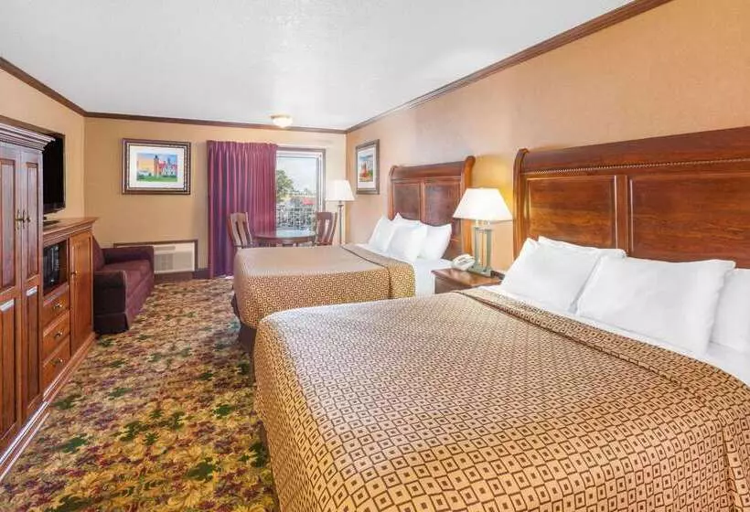 ホテル Ramada By Wyndham Mackinaw City Waterfront