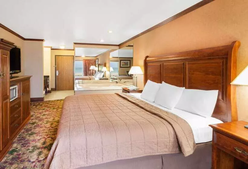 ホテル Ramada By Wyndham Mackinaw City Waterfront