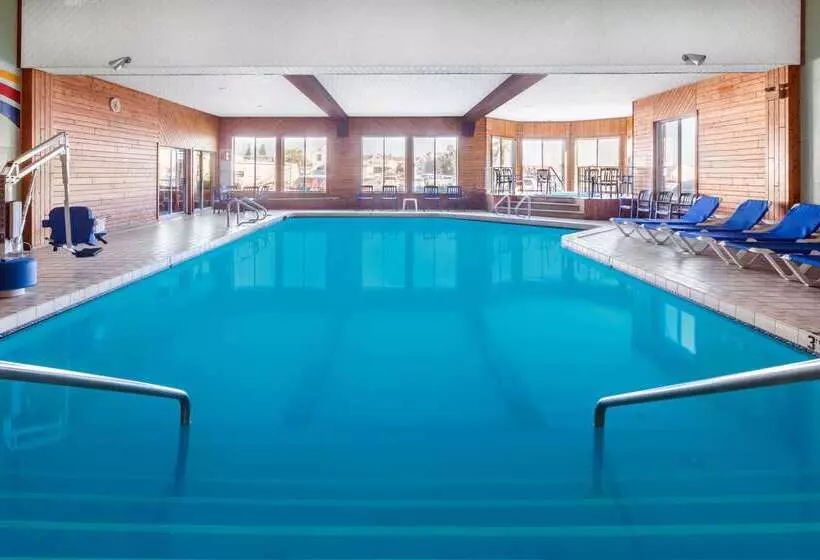 ホテル Ramada By Wyndham Mackinaw City Waterfront