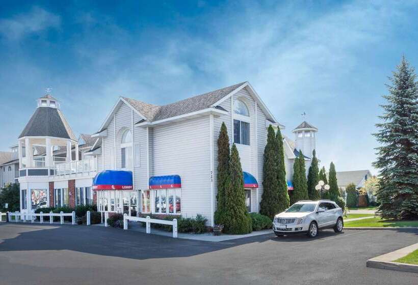 فندق Ramada By Wyndham Mackinaw City Waterfront