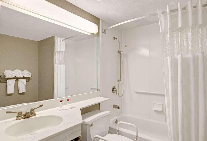 فندق Ramada By Wyndham Parsippany