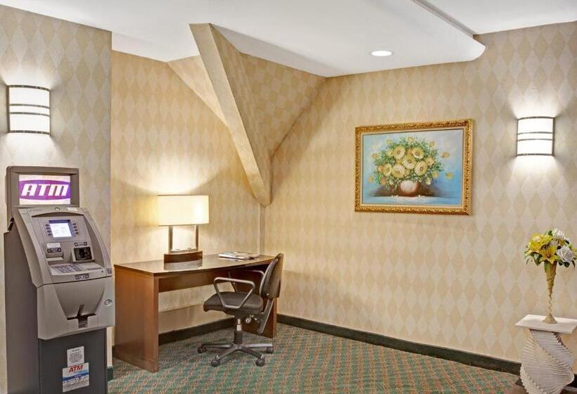 فندق Ramada By Wyndham Parsippany