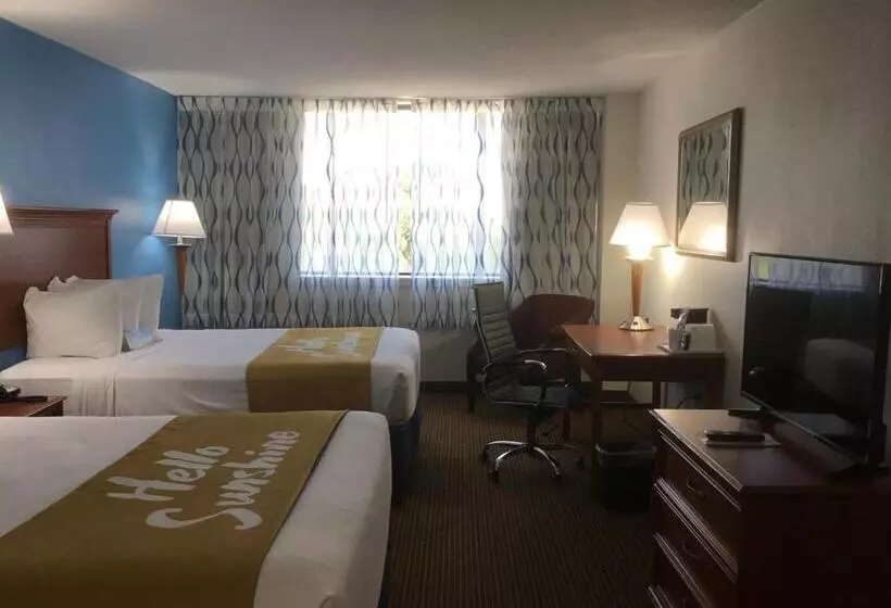 ホテル Days Inn & Suites By Wyndham Tallahassee Conf Center I 10