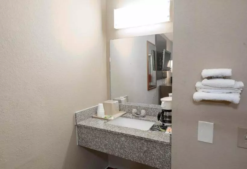 בית מלון כפרי Red Roof Inn Jackson Downtown Fairgrounds