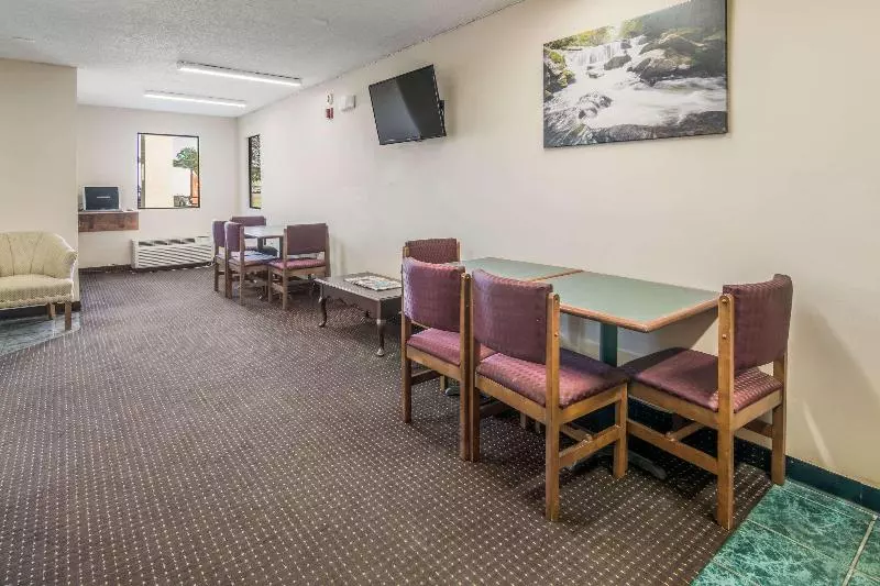 فندق Rodeway Inn & Suites