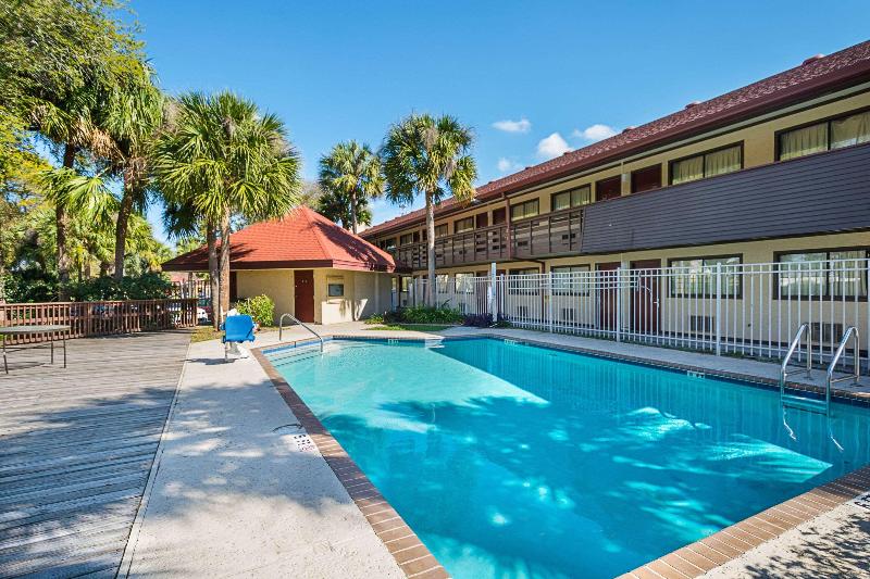 בית מלון כפרי Rodeway Inn Tampa Near Busch Gardensusf