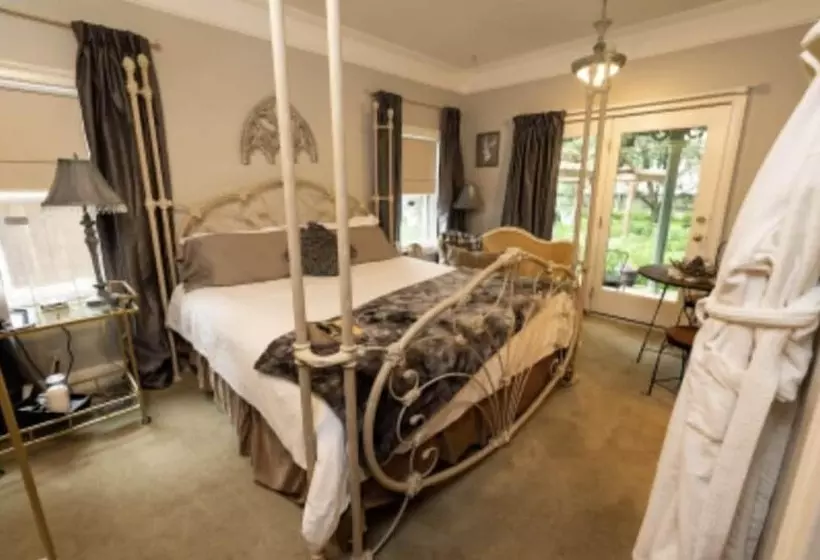 ベッドアンドブレックファースト Iron Amethyst Inn   Boutique