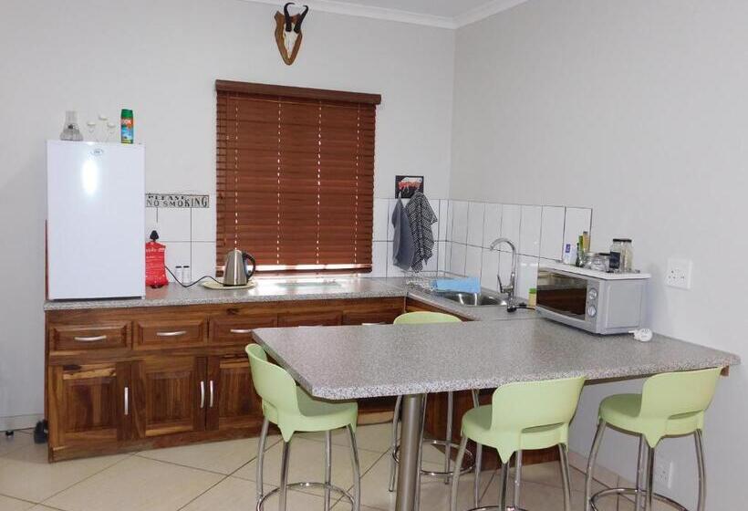 هتل Meteorite Rest Camp