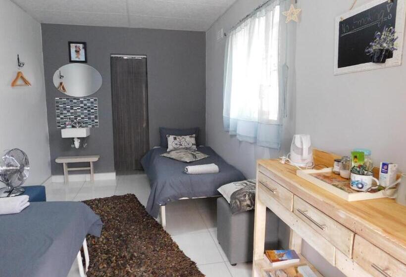 هتل Meteorite Rest Camp