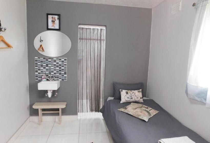 هتل Meteorite Rest Camp