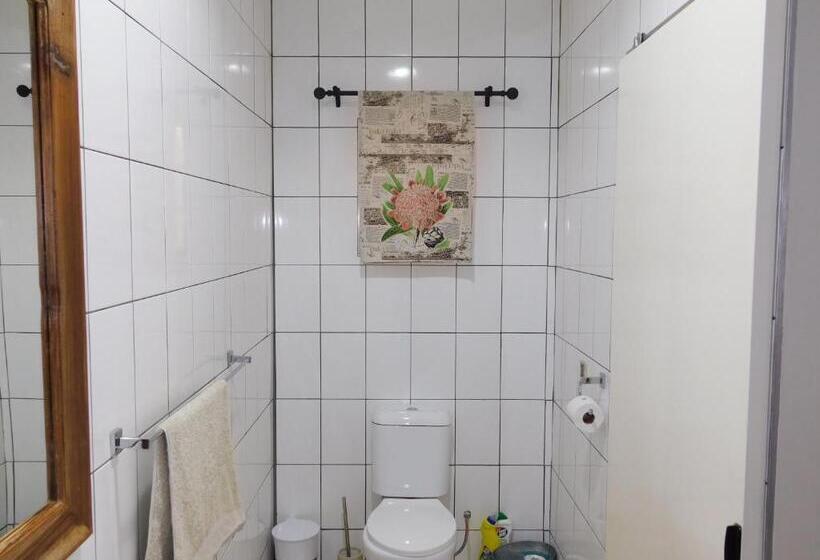 هتل Meteorite Rest Camp