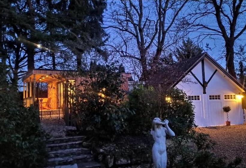 민박 Thatched Eaves