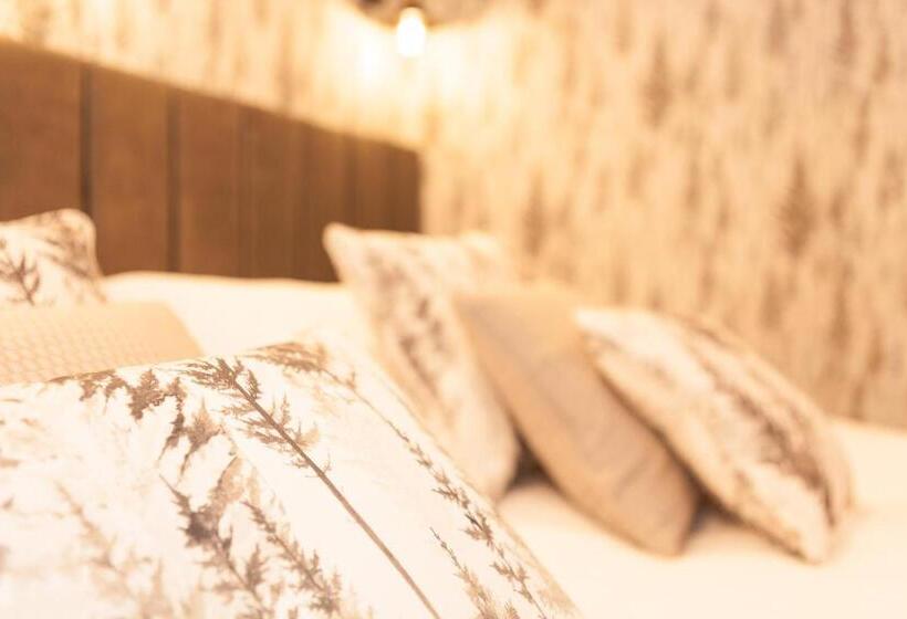 민박 Thatched Eaves