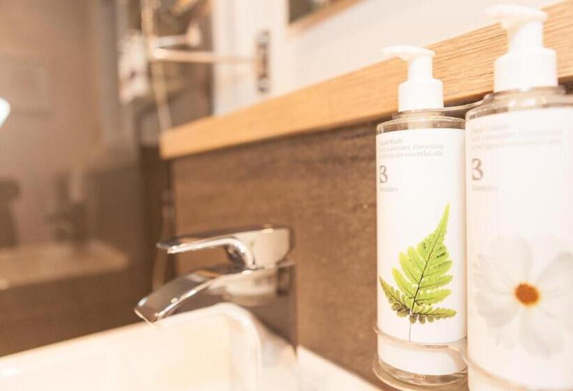 민박 Thatched Eaves