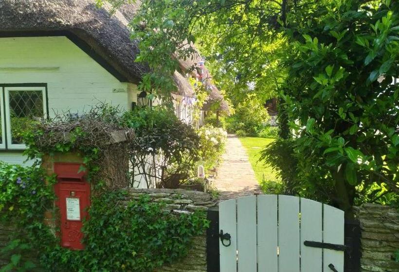 민박 Thatched Eaves