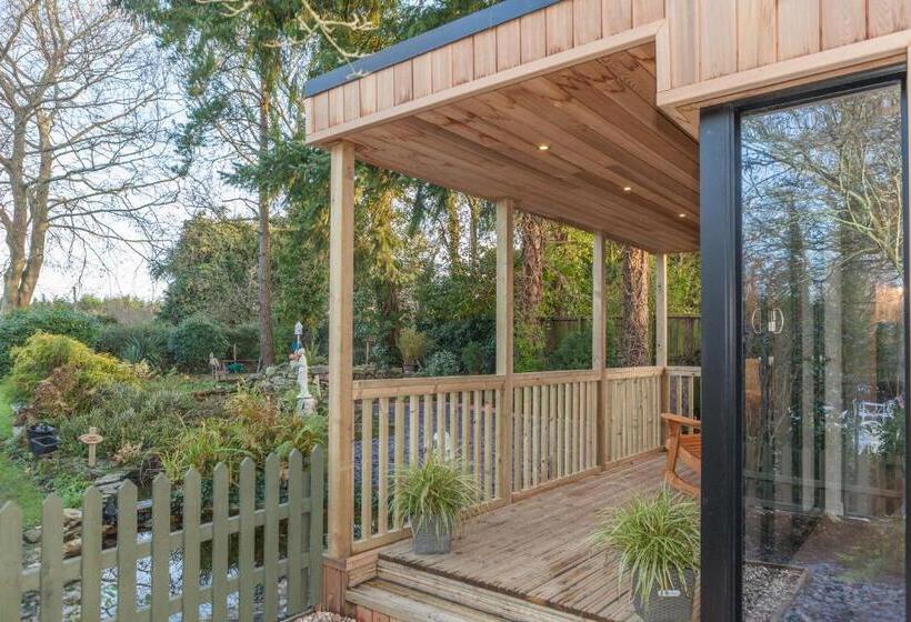 민박 Thatched Eaves