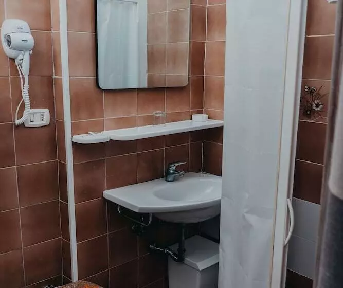 هتل Tirreno