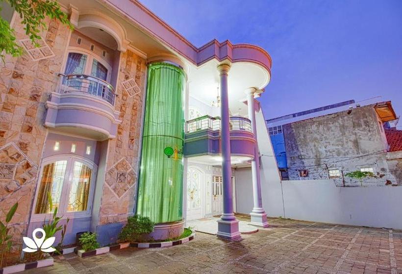 בית מלון כפרי Shazira Syariah