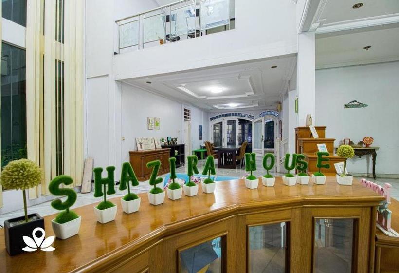 בית מלון כפרי Shazira Syariah