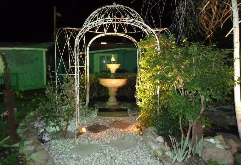 בית מלון כפרי Americas Best Value Inn Royal Carriage