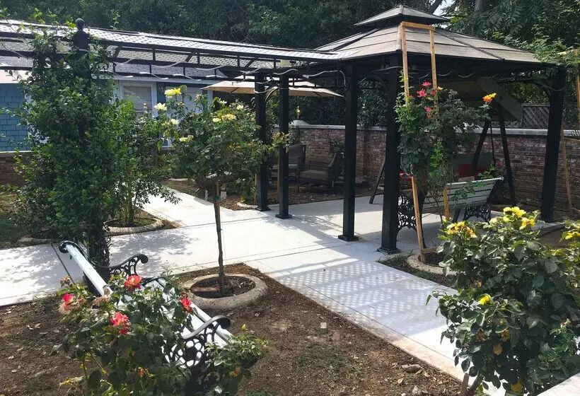 בית מלון כפרי Americas Best Value Inn Royal Carriage