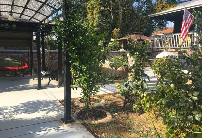 בית מלון כפרי Americas Best Value Inn Royal Carriage