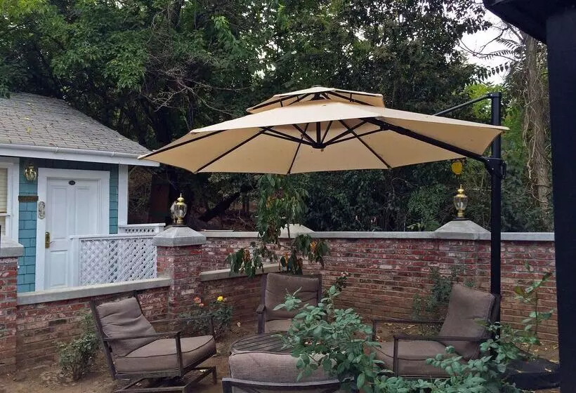 בית מלון כפרי Americas Best Value Inn Royal Carriage