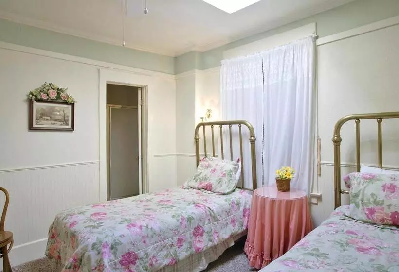 בית מלון כפרי Americas Best Value Inn Royal Carriage