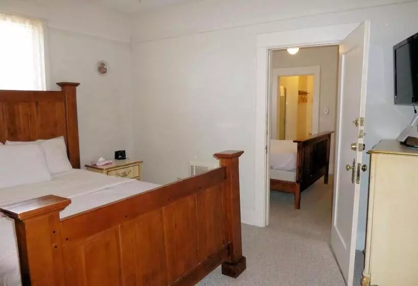 בית מלון כפרי Americas Best Value Inn Royal Carriage