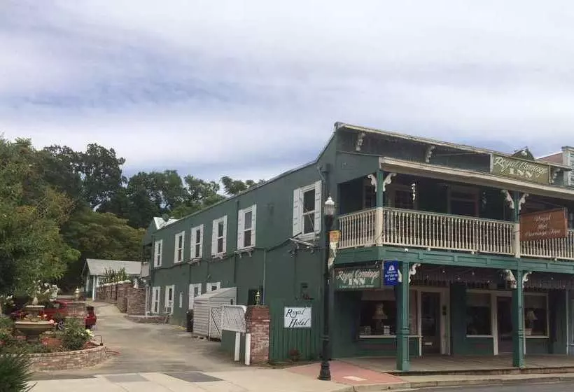 בית מלון כפרי Americas Best Value Inn Royal Carriage