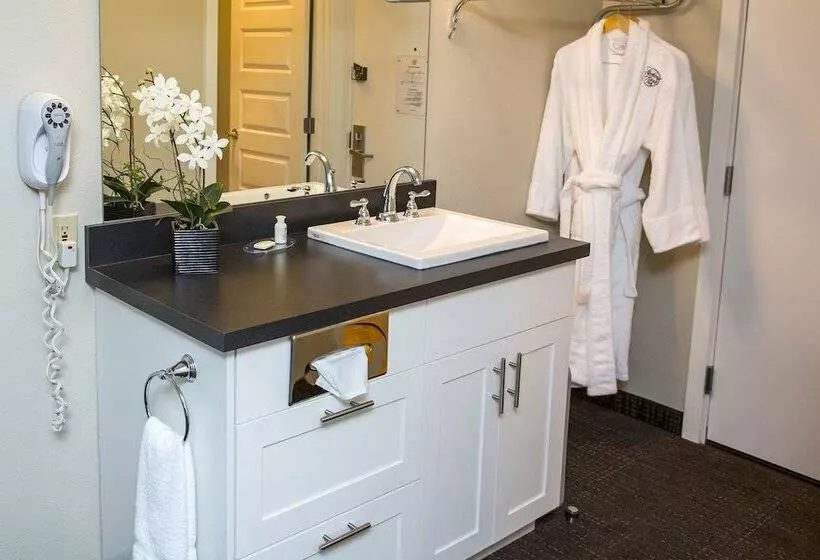 בית מלון כפרי Looking Glass Inn