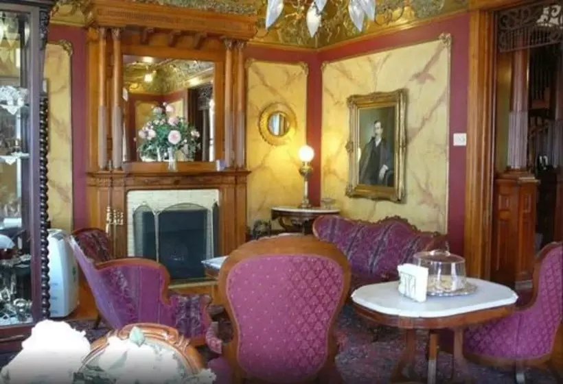 בית מלון כפרי The Redstone Inn And Suites