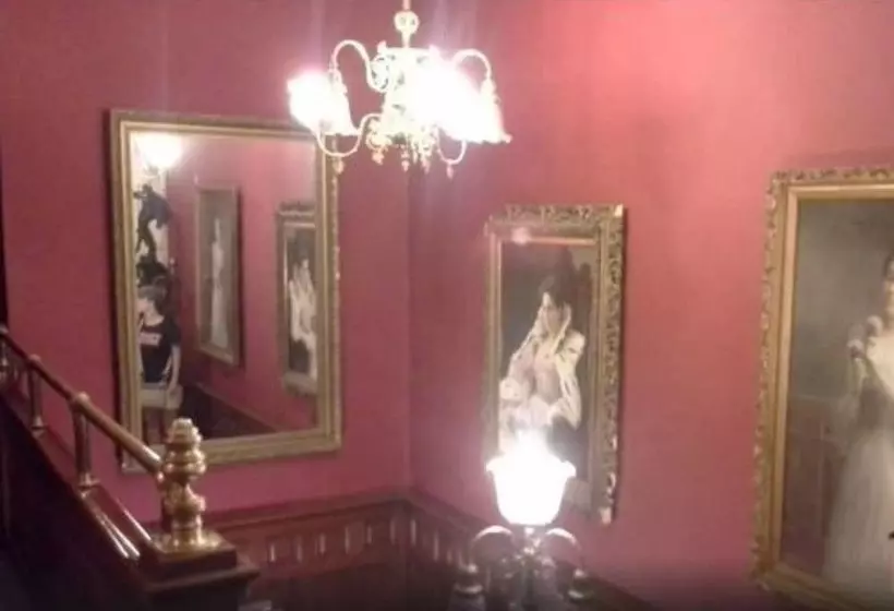 בית מלון כפרי The Redstone Inn And Suites