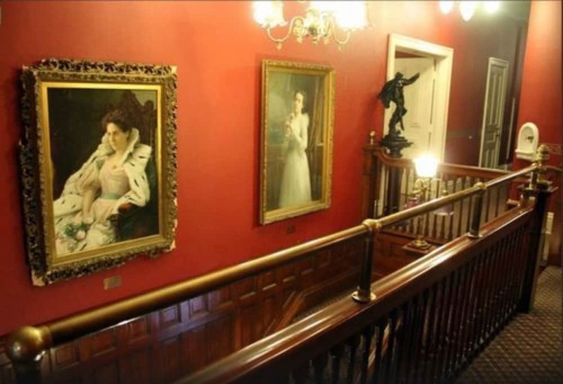 هتل The Redstone Inn And Suites