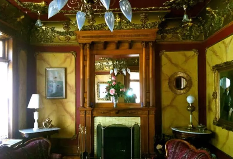 בית מלון כפרי The Redstone Inn And Suites