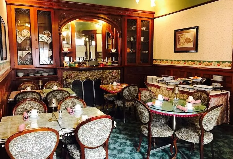 בית מלון כפרי The Redstone Inn And Suites