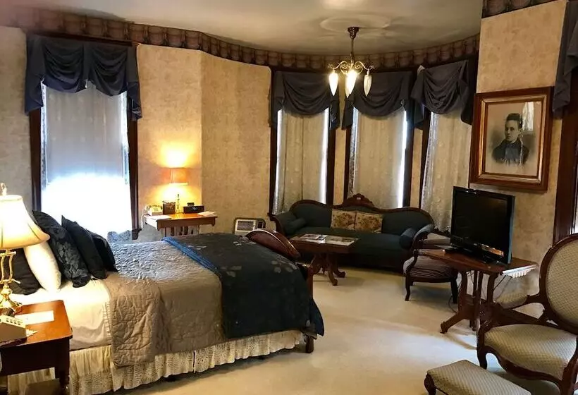 בית מלון כפרי The Redstone Inn And Suites