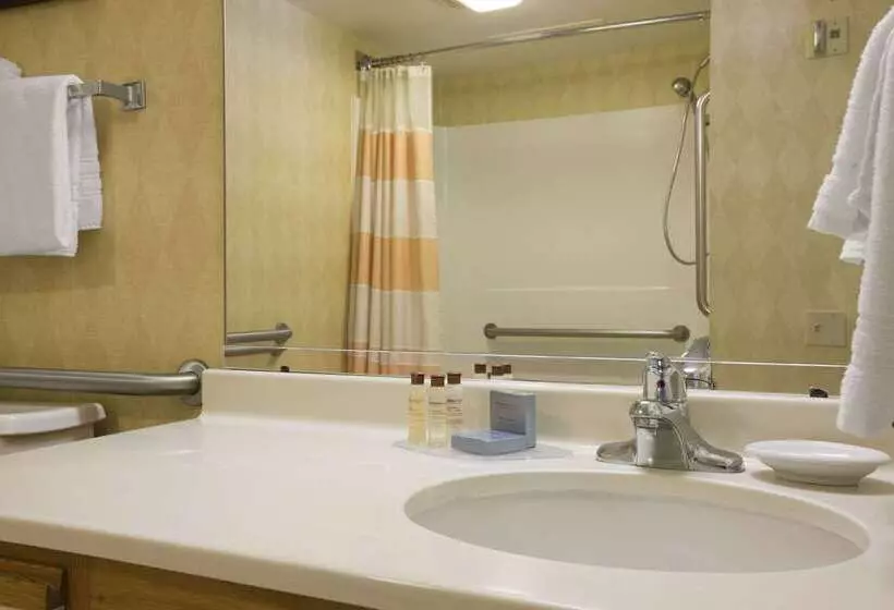 اقامتگاه Philadelphia Suites At Airport   An Extended Stay