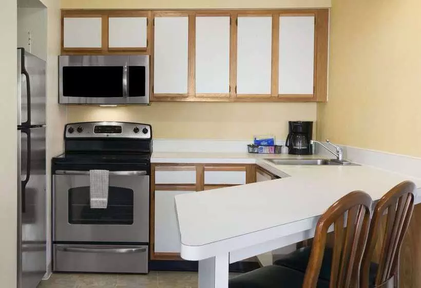 اقامتگاه Philadelphia Suites At Airport   An Extended Stay