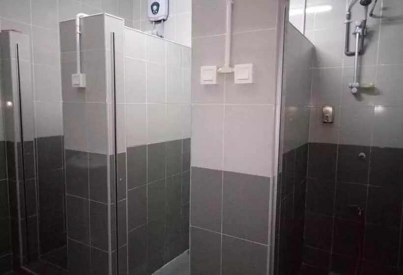 Hotelli Spot On 89788 Musafir Transit